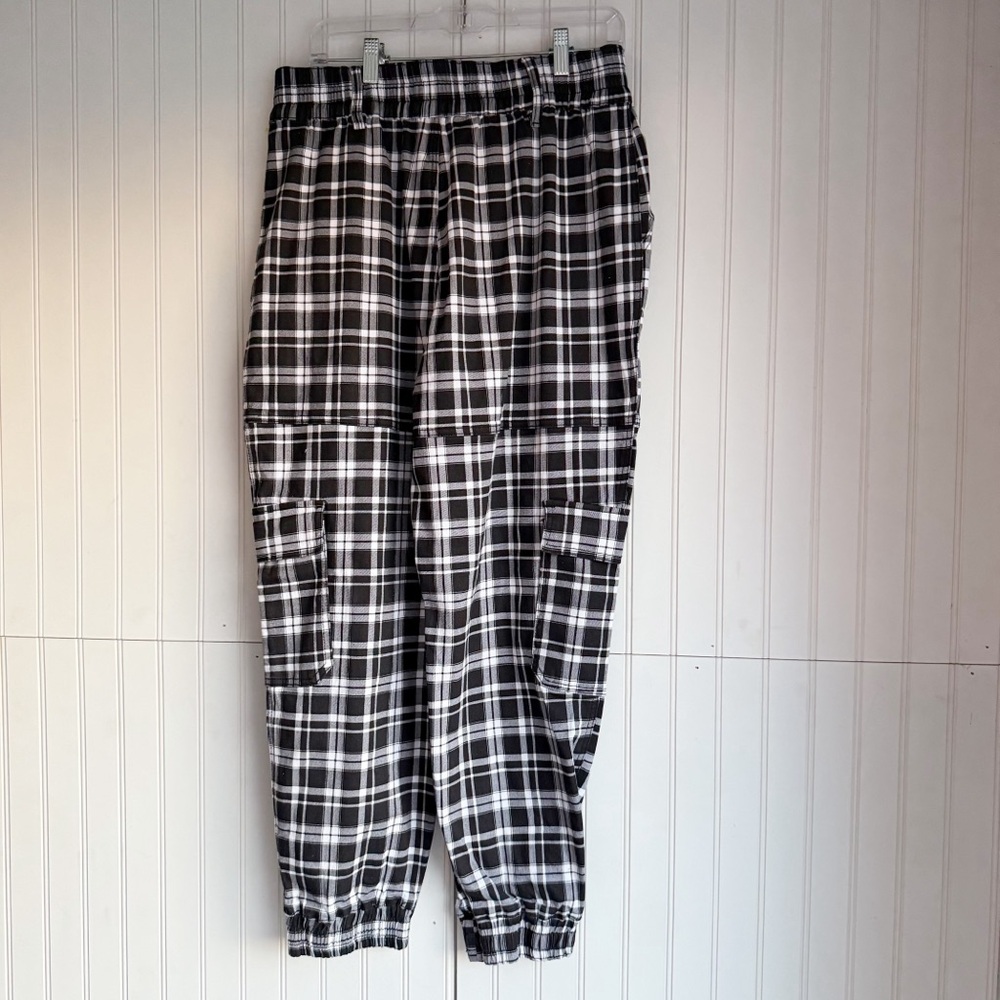 Almost Famous Size L Black and White Plaid Cargo Joggers